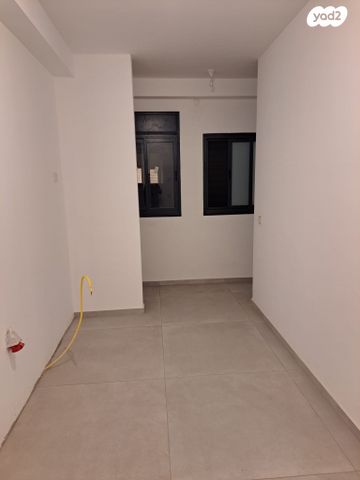 דירה, נתן ברניצקי, רמז, מערב ותיק, ראשון לציון