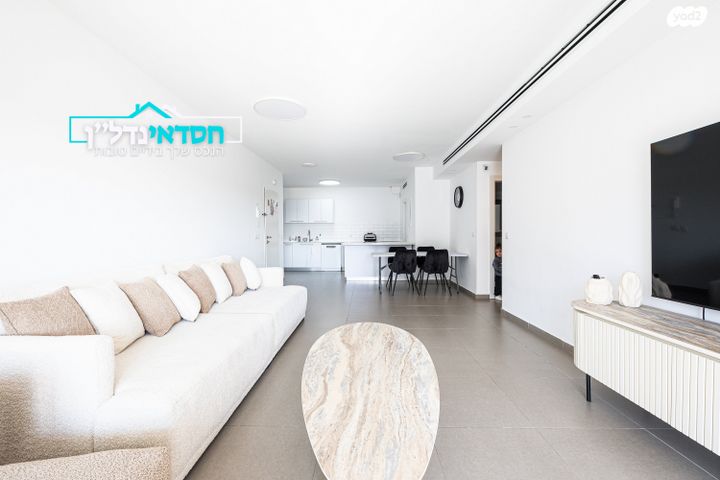 דירה, עוזי חיטמן, נאות שמיר, יבנה