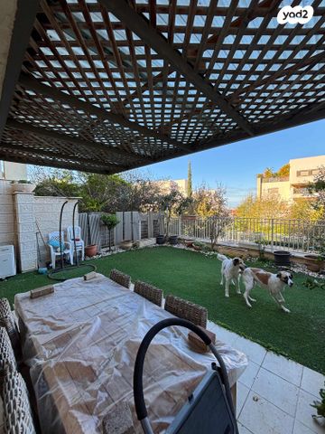 דירת גן, צור יצחק, צור יצחק