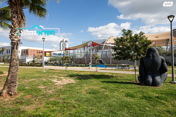 דירה, עוזי חיטמן, נאות שמיר, יבנה