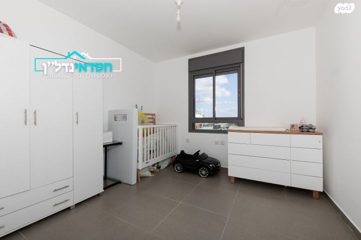 דירה, עוזי חיטמן, נאות שמיר, יבנה