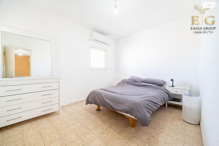 דירה, רחל הרשנזון, רחובות