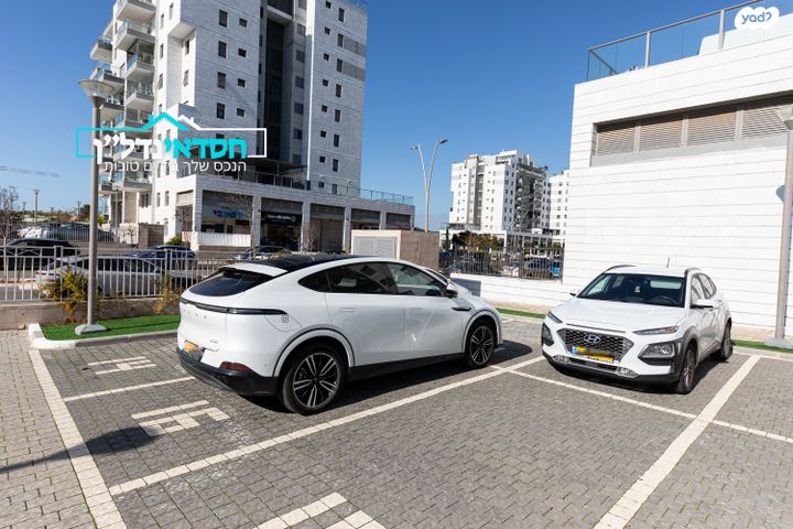 דירה, עוזי חיטמן, נאות שמיר, יבנה