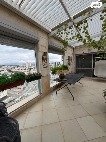 גג/ פנטהאוז, המגינים, מודיעין מכבים רעות