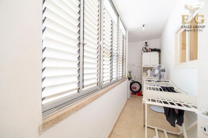 דירה, רחל הרשנזון, רחובות