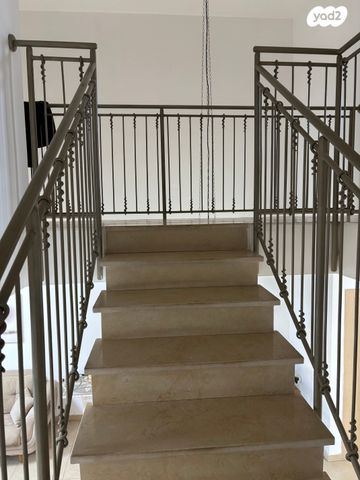 דירת גן, צור יצחק, צור יצחק