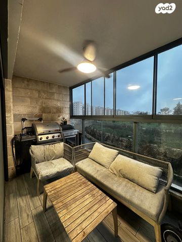 דירה, פרופ' יום טוב עסיס, ירושלים