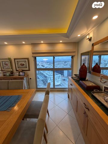 גג/ פנטהאוז, המגינים, מודיעין מכבים רעות