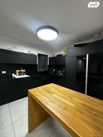 דירה, פרופ' יום טוב עסיס, ירושלים