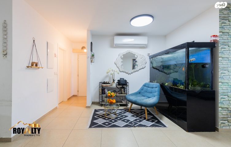 דירה, אחיה השילוני, פסגות אפק, ראש העין