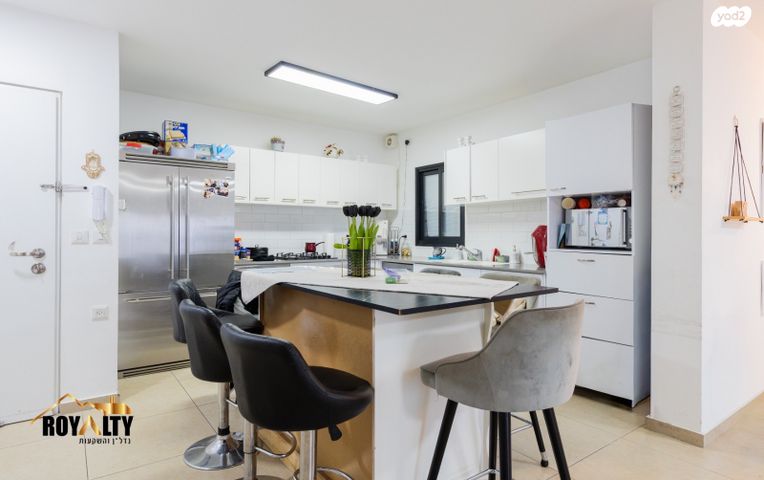 דירה, אחיה השילוני, פסגות אפק, ראש העין