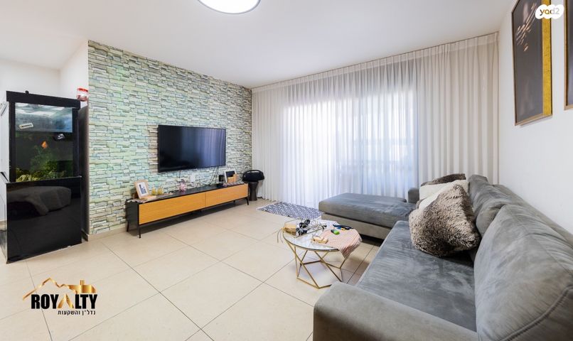 דירה, אחיה השילוני, פסגות אפק, ראש העין