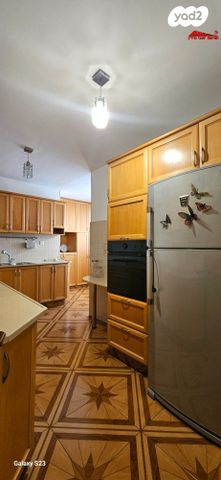 דבורה בארון 