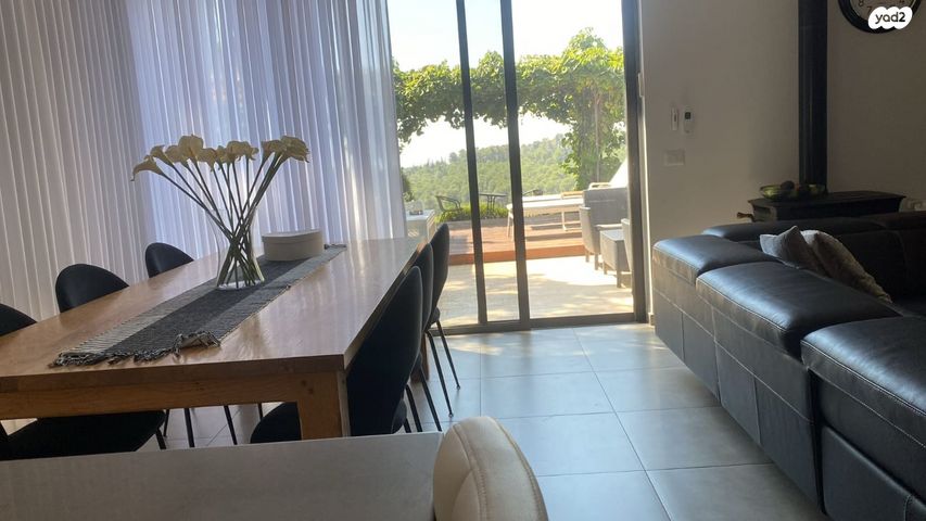 דו משפחתי, הר כתרון, צור הדסה