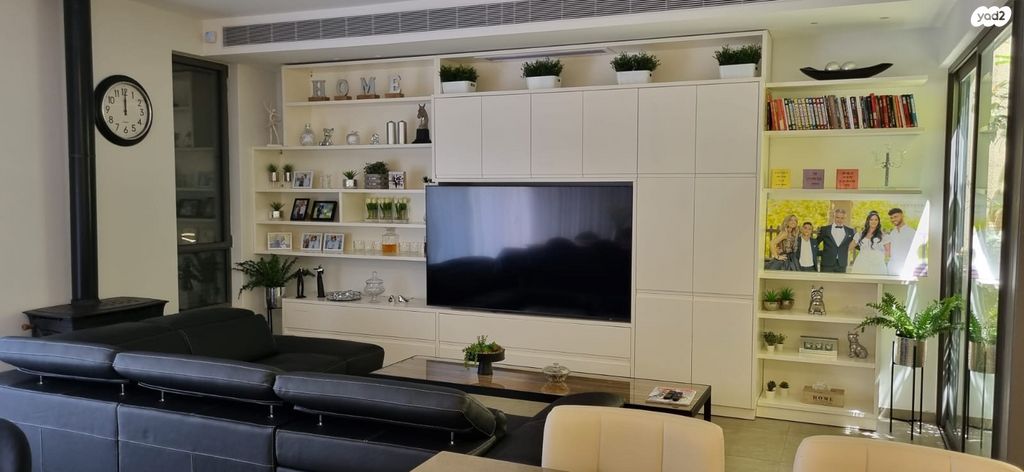 דו משפחתי, הר כתרון, צור הדסה