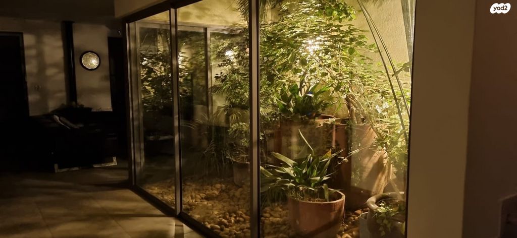 דו משפחתי, הר כתרון, צור הדסה