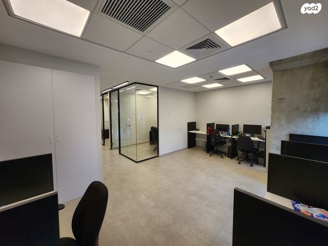 משרדים, שדרות מנחם בגין, החותרים, טירת כרמל