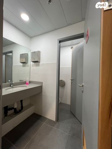 מבני תעשיה, אזור תעשיה קרית אתא, קרית אתא