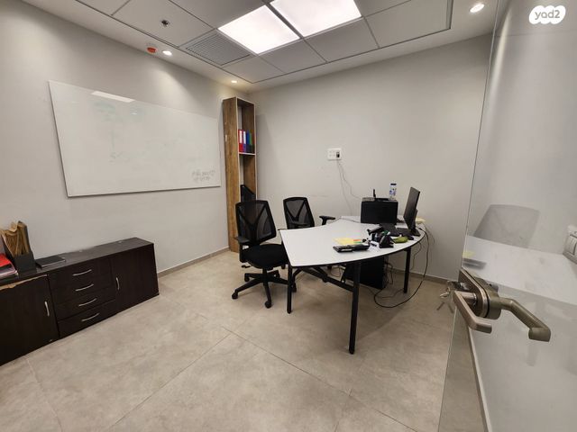 משרדים, שדרות מנחם בגין, החותרים, טירת כרמל