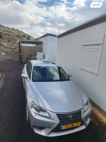 לקסוס IS