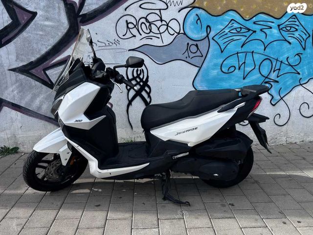 מודעת רכב סאן יאנג ג'וירייד 300 16