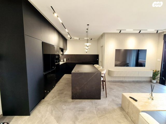 דירה, הכלנית 2, 2004, רעננה