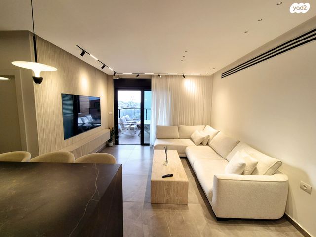 דירה, הכלנית 2, 2004, רעננה