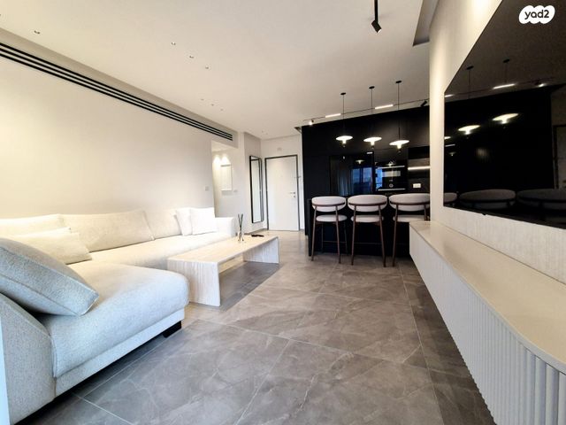 דירה, הכלנית 2, 2004, רעננה