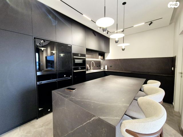 דירה, הכלנית 2, 2004, רעננה