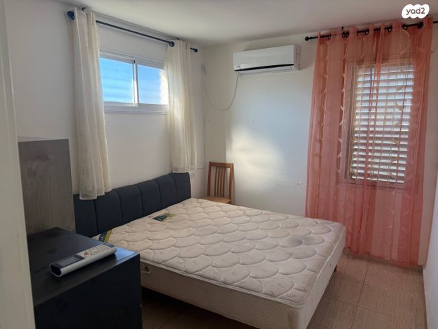 קיבוץ גלויות 80