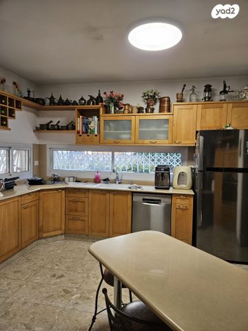 דו משפחתי, הצבעוני 149, עזר, עזר