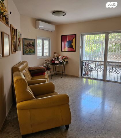 דו משפחתי, הצבעוני 149, עזר, עזר