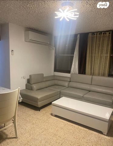 דירה, תשי"ג 30, פנחס ספיר, מגדל העמק