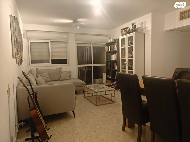 סמטת צבי פיקסלר 8