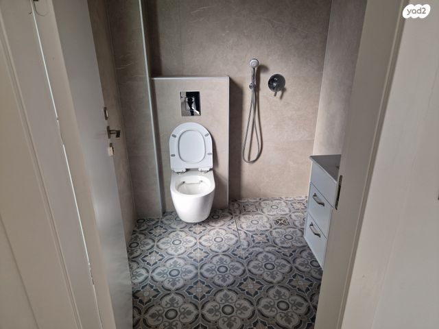 מאה ושישים 17