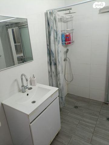 דירה, תשי"ג 30, פנחס ספיר, מגדל העמק