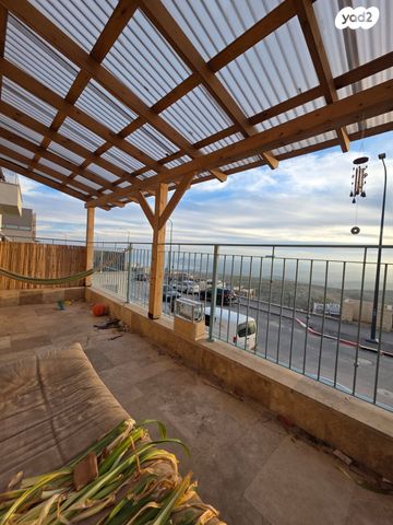 דו משפחתי, נחל מירון 1, מורדות רזים, צפת