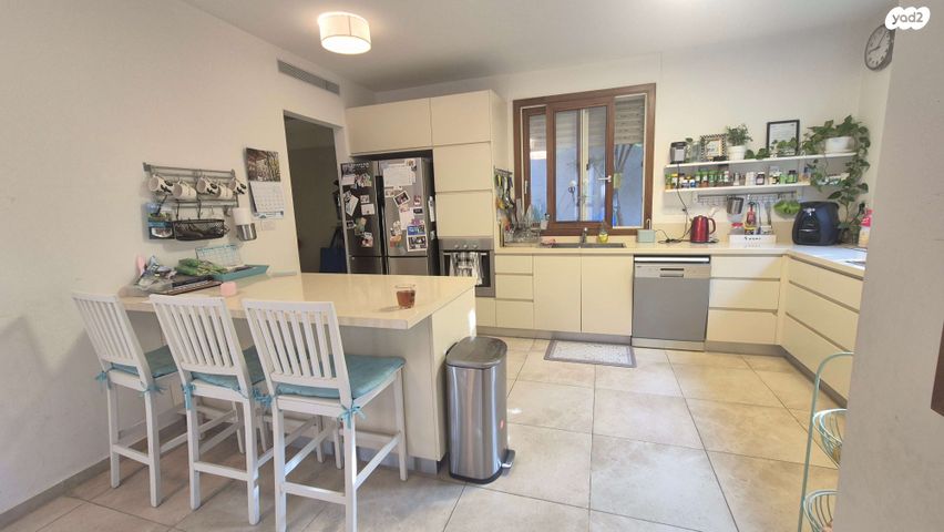 דו משפחתי, אורנית