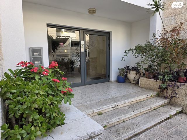 דירה, הפרחים, מודיעין מכבים רעות