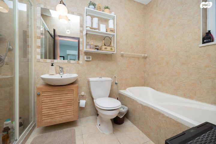 דו משפחתי, הגילגל, מצפה נבו, מעלה אדומים