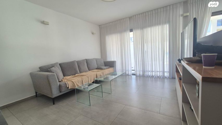 דו משפחתי, אורנית, אורנית