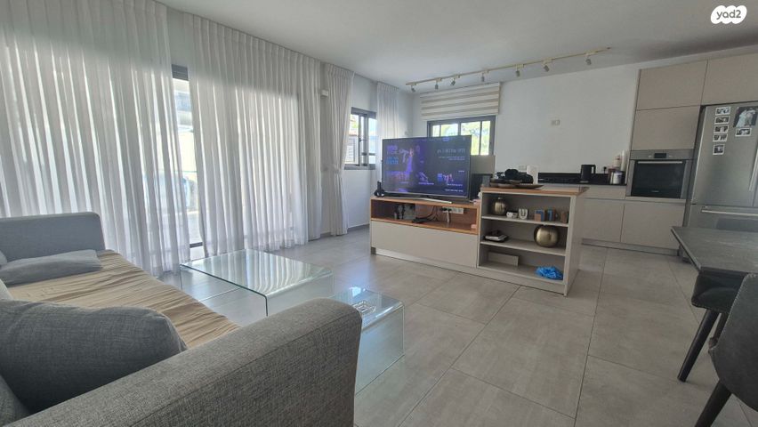 דו משפחתי, אורנית, אורנית