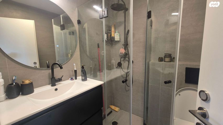 דו משפחתי, אורנית, אורנית