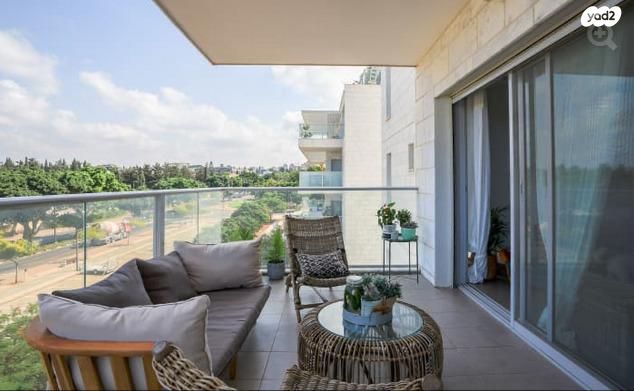 דירה, חנה רובינא, הרצליה