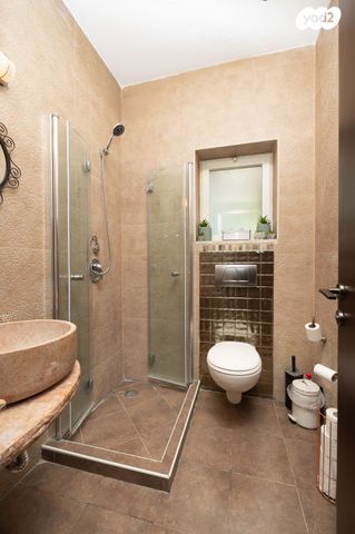 דו משפחתי, הגילגל, מצפה נבו, מעלה אדומים