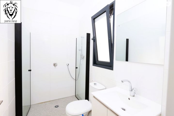 דירה, דבורה עומר, רעננה