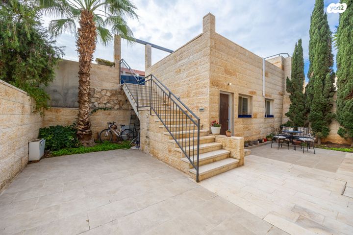 דו משפחתי, הגילגל, מצפה נבו, מעלה אדומים