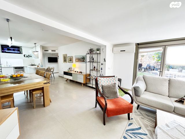 דירת גן, תירוש, הגליל, כרמיאל