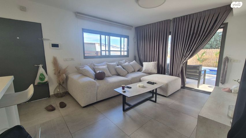 דו משפחתי, אורנית, אורנית