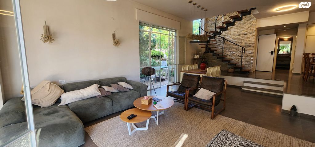 דו משפחתי, נווה שרת, זכרון יעקב